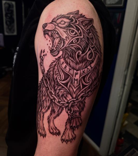 Blackwork wolf with chains tattoo by @katwhysalltattoos