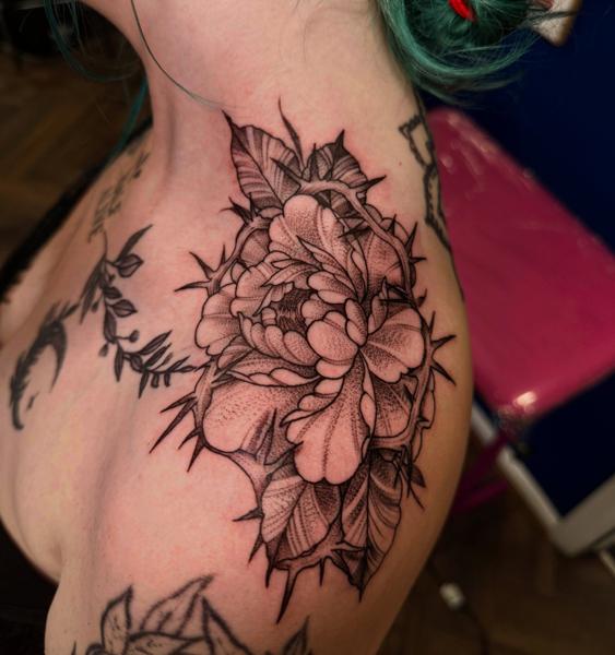 Blackwork floral design tattoo by @katwhysalltattoos