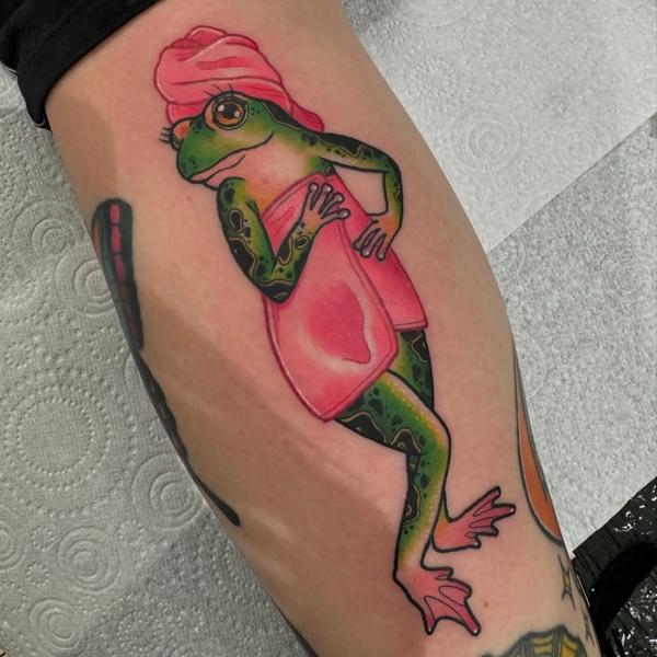 Neo-traditional spa frog tattoo by @katysars
