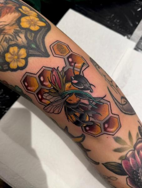 Illustrative bumblebee honeycomb tattoo by @katysars