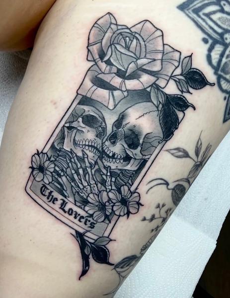 Illustrative blackwork skull lovers tarot tattoo by @katysars