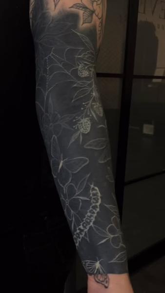 Blackout linework white line nature tattoo by @kaymieseven