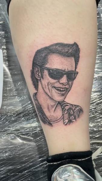 Illustrative ace ventura portrait tattoo by @kaynemctattoos