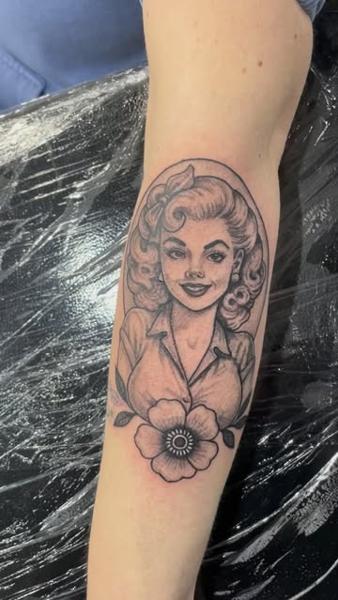 Illustrative pin-up woman tattoo by @kaynemctattoos