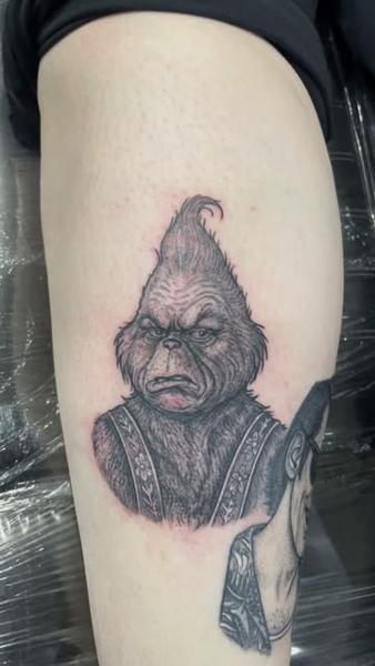 Illustrative grinch portrait tattoo by @kaynemctattoos
