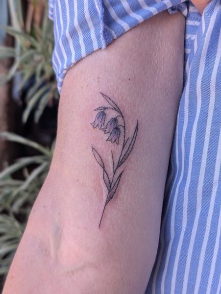 Fine line delicate flower tattoo by @kellyneedles