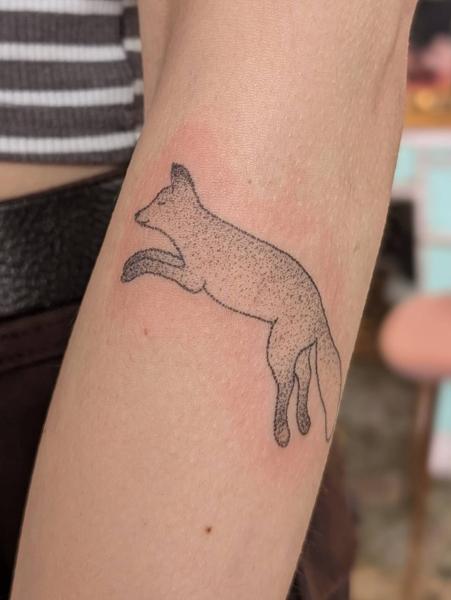 Dotwork jumping fox tattoo by @kellyneedles