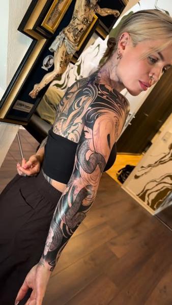 Blackwork organic swirl tattoo by @kennipoke