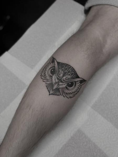 Neo-traditional traditional owl head tattoo by @kerieedwardstattoo