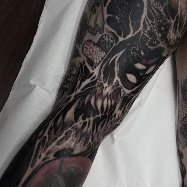 Blackwork abstract skull tattoo by @kinezos_qq