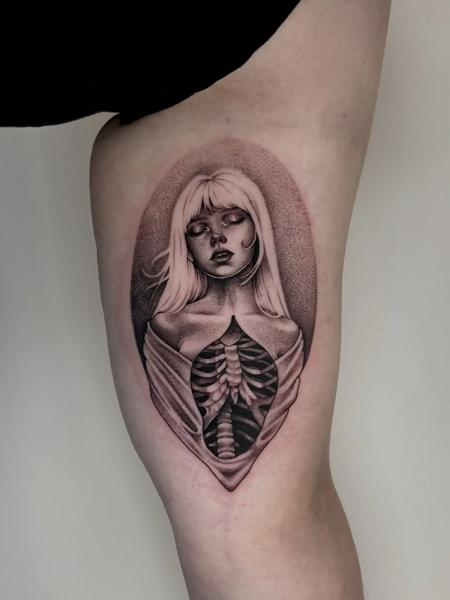 Realism ribcage woman tattoo by @kira_ludwig_tattoos