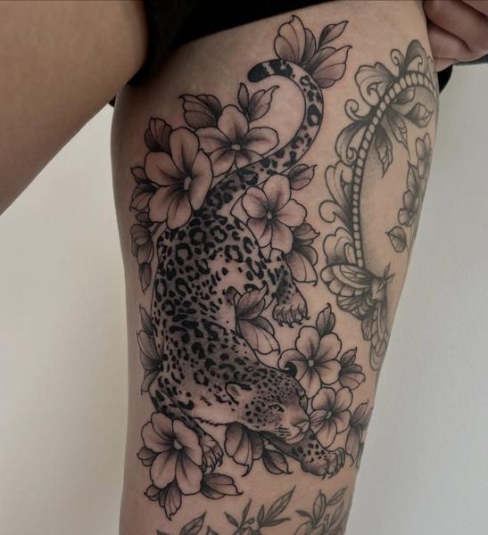 Blackwork leopard with flowers tattoo by @kira_ludwig_tattoos