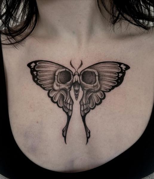 Blackwork skull butterfly tattoo by @kira_ludwig_tattoos