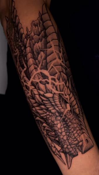 Blackwork dragon tattoo by @knife_dance