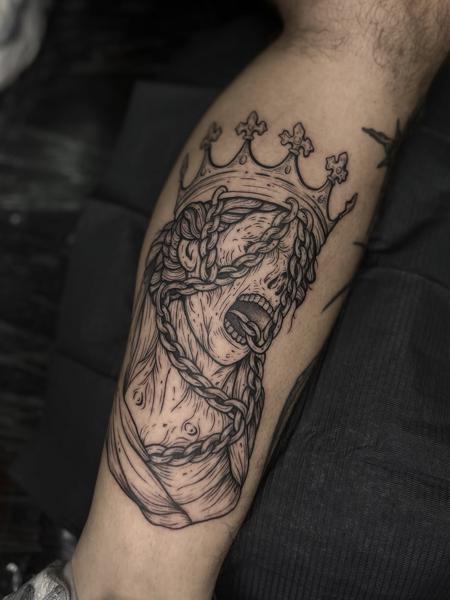Illustrative crowned figure tattoo by @konna.aesthetics