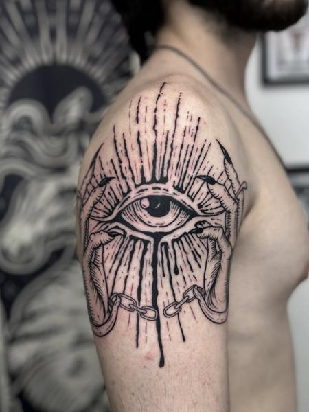 Blackwork eye with chains tattoo by @konna.aesthetics