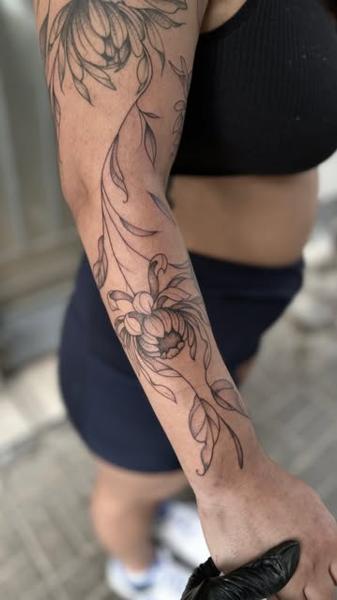 Fine line floral design tattoo by @konna.aesthetics
