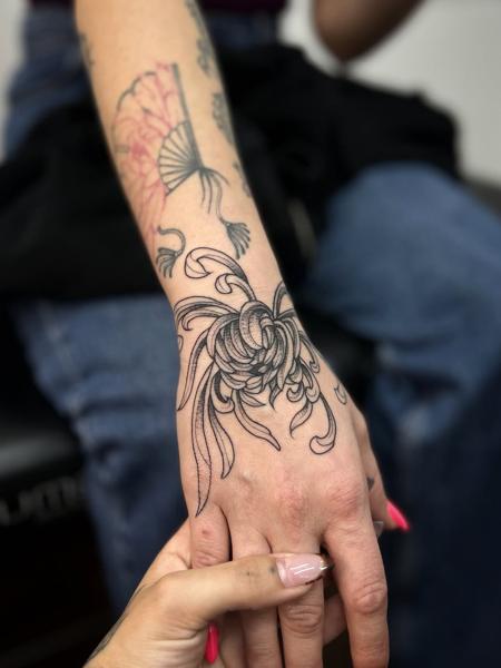 Fine line floral design tattoo by @konna.aesthetics