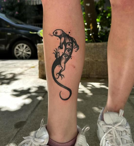 Blackwork lizard with eyes tattoo by @kona_trv