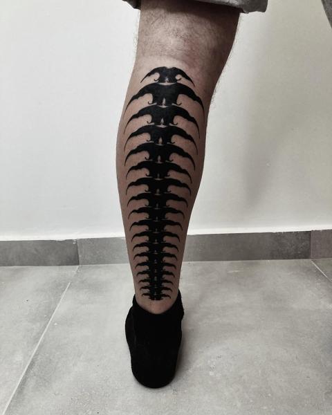Blackwork spine pattern tattoo by @kona_trv