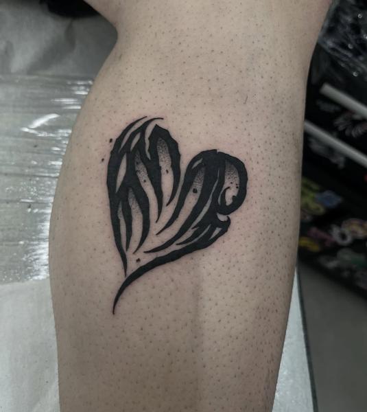 Blackwork abstract heart tattoo by @kona_trv