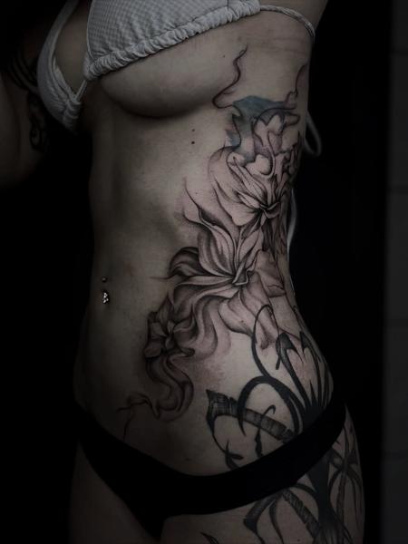 Blackwork floral design tattoo by @zzirini