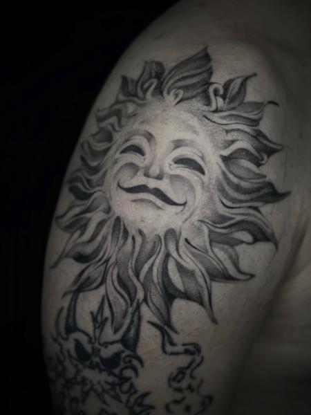 Blackwork smiling sun tattoo by @zzirini