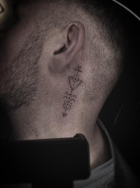 Fine line geometric arrow tattoo by @kylepotterink