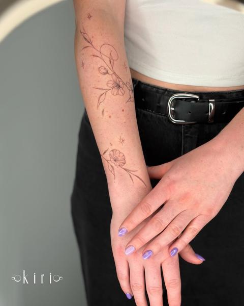 Fine line floral design tattoo by @kiri.vrs