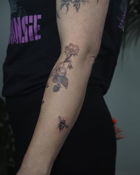 Fine line floral bee tattoo by @lionoflauratattoos