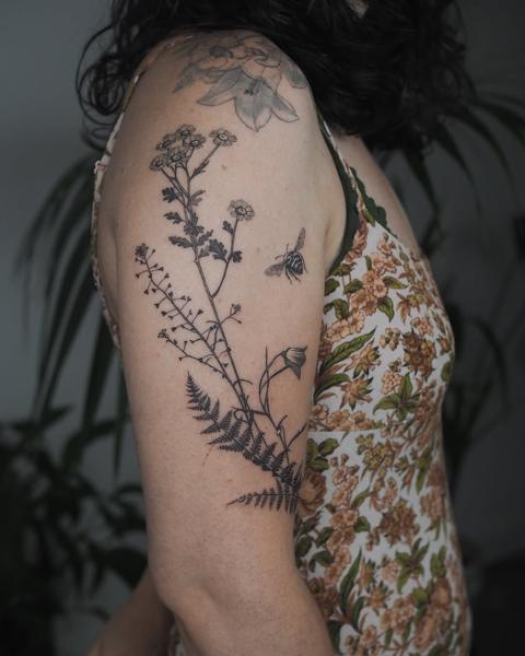 Fine line botanical bee tattoo by @lionoflauratattoos