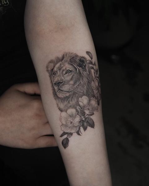 Realism lion with flowers tattoo by @lionoflauratattoos