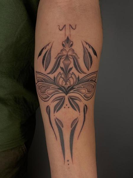 Ornamental blackwork ornamental motif tattoo by @deyatatts