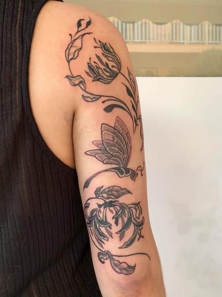 Illustrative blackwork floral dragonfly tattoo by @deyatatts