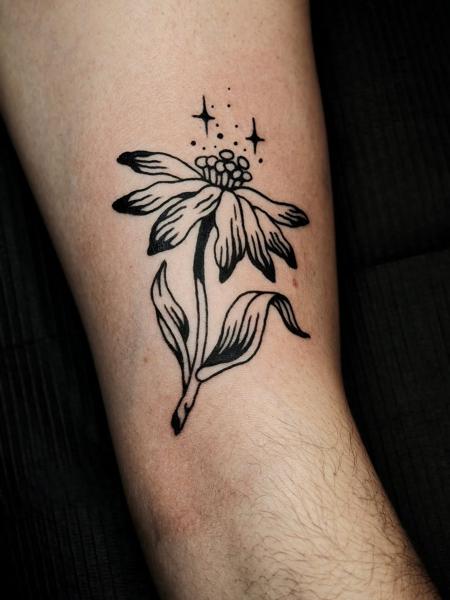 Fine line flower with stars tattoo by @fabrikatattooaesthetica