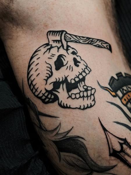 Traditional skull with knife tattoo by @fabrikatattooaesthetica