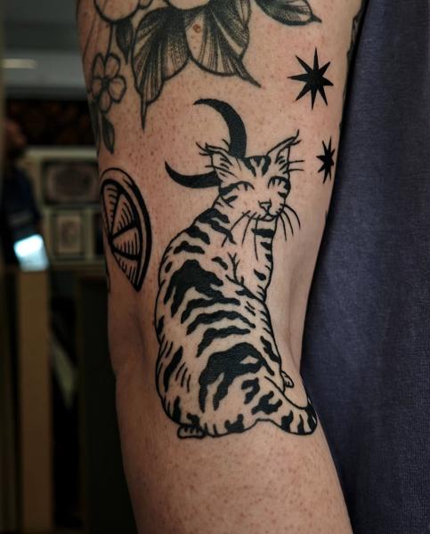 Traditional cat with moon tattoo by @fabrikatattooaesthetica