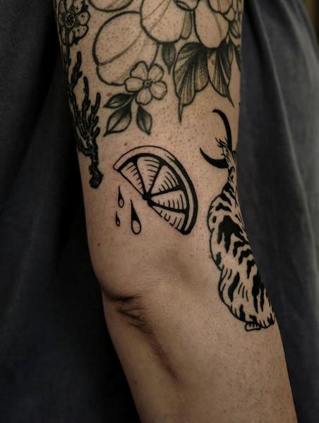 Blackwork lemon slice tattoo by @fabrikatattooaesthetica