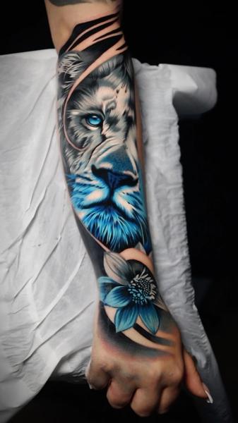 Realism lion and flower tattoo by @lennoxtattoo