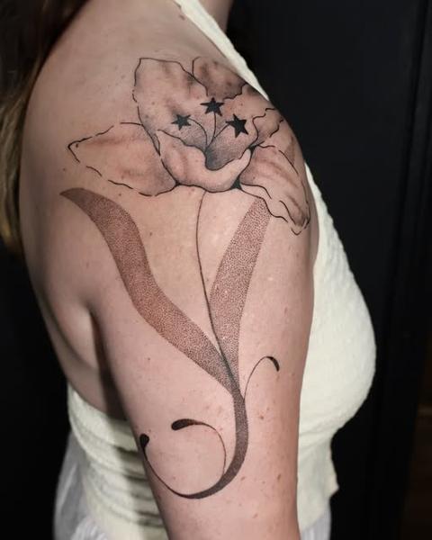 Dotwork floral star tattoo by @libertyctattoo