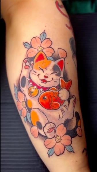 Traditional lucky cat tattoo by @linkachuu.tattoo