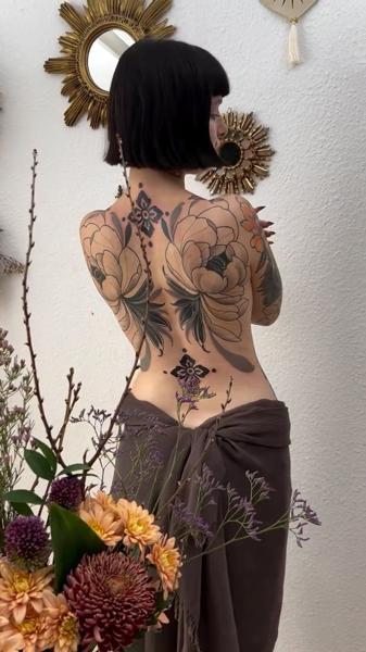 Color Realism floral design tattoo by @lore.morato