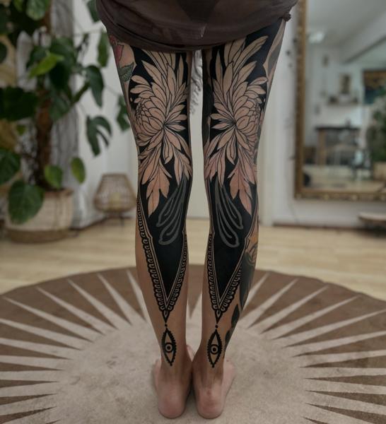 Blackwork floral design tattoo by @lore.morato
