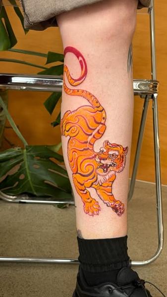 Traditional tiger tattoo by @lozzarachtattooer