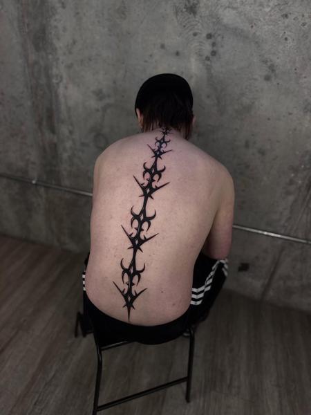 Tribal tribal spine tattoo by @loz_tattooer