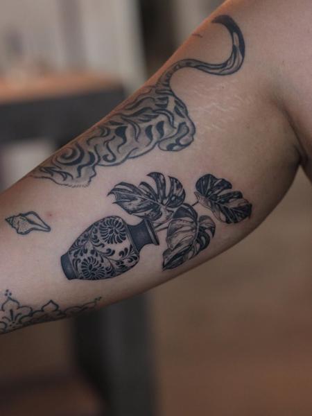 Blackwork decorative vase tattoo by @lozzarachtattooer