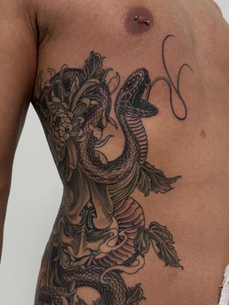 Japanese snake and mask tattoo by @lozzarachtattooer