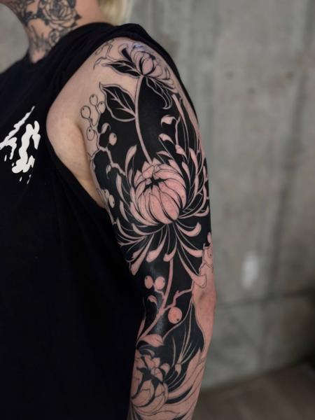 Blackwork chrysanthemum floral tattoo by @loz_tattooer