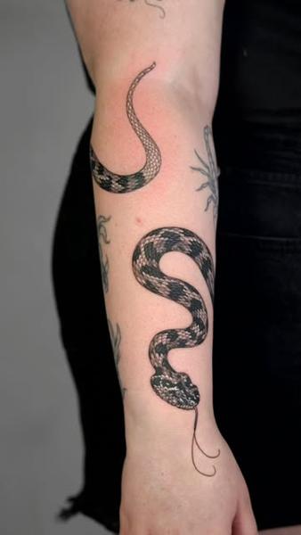 Blackwork snake tattoo by @lozzarachtattooer