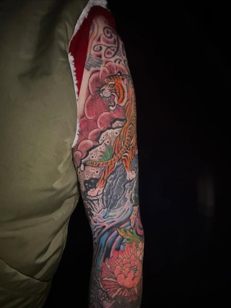 Japanese tiger and flowers tattoo by @luisjtattoos